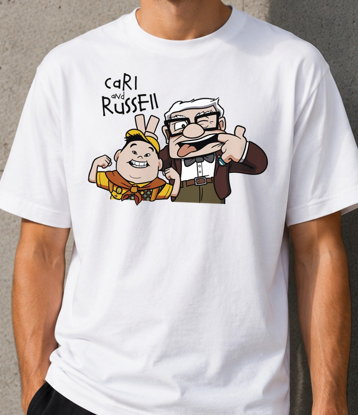 Camiseta Carl & Russell – Abuelo Gruñón y Explorador de Animación (blanca)