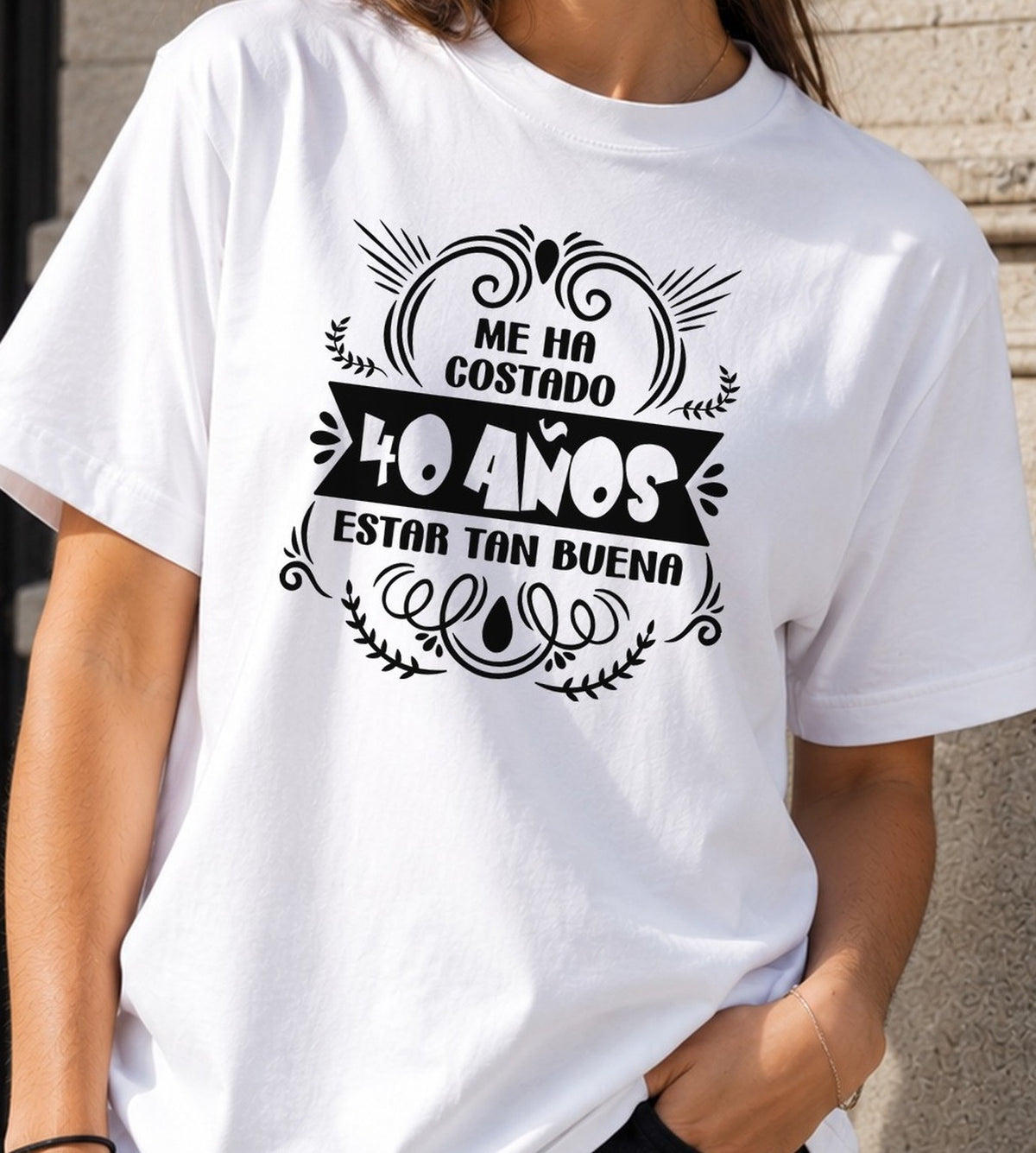 Camiseta Me ha costado 40 años estar tan buena – Regalo de cumpleaños (blanca)