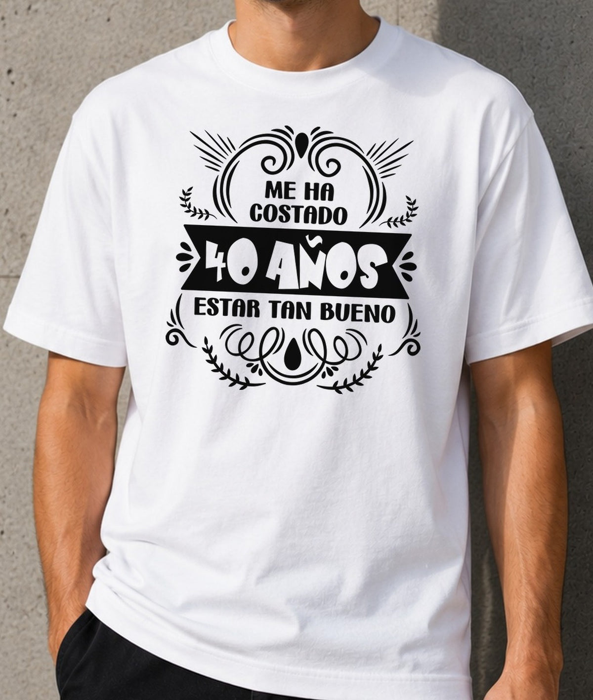 Camiseta Me ha costado 40 años estar tan bueno – Regalo de cumpleaños (blanca)