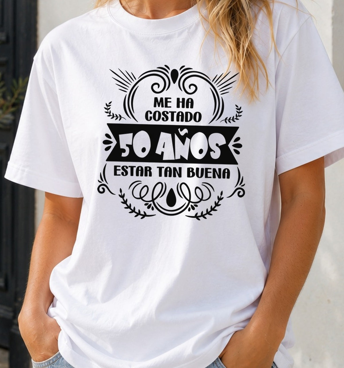 Camiseta Me ha costado 50 años estar tan buena – Regalo de cumpleaños (blanca)