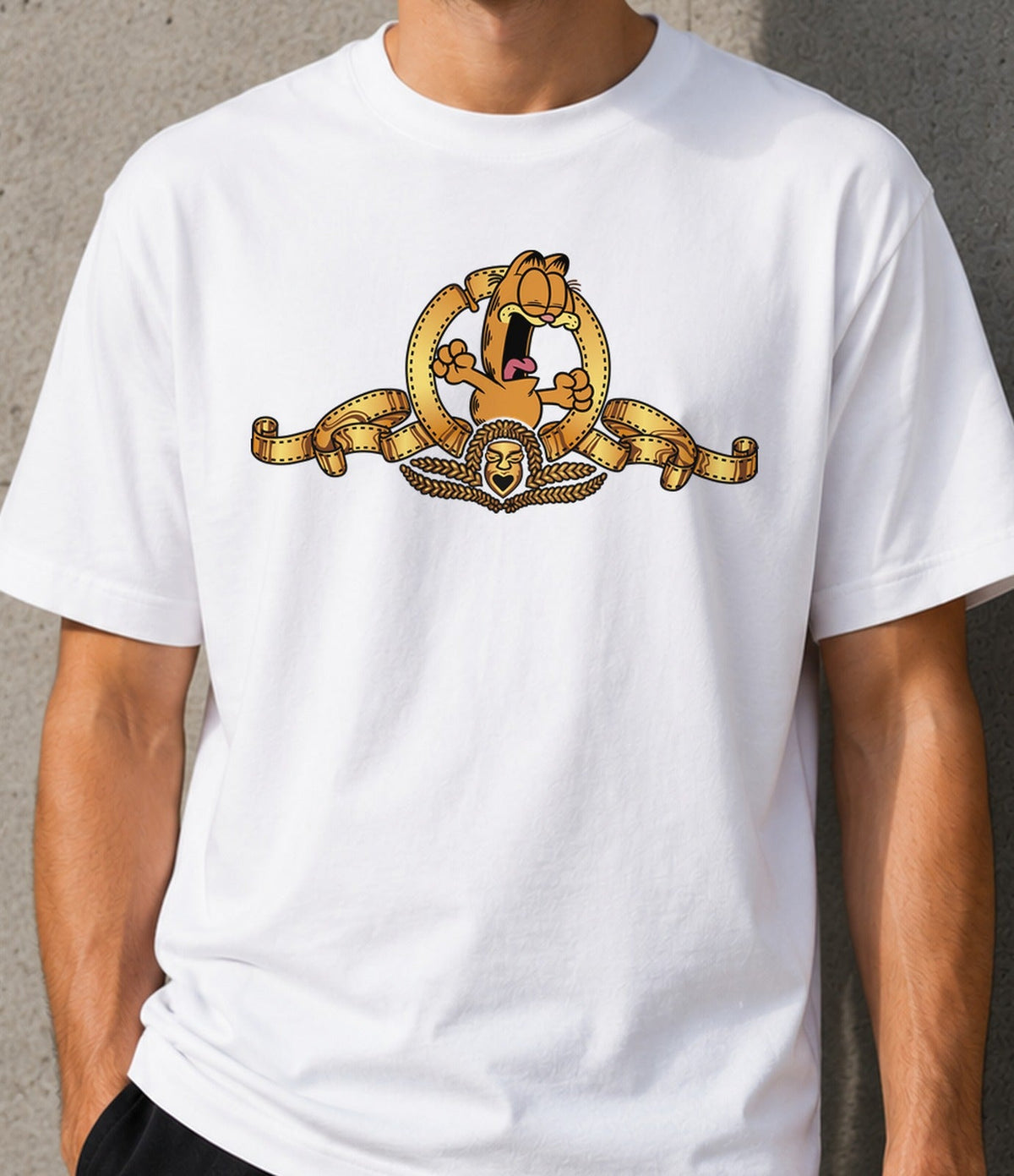 Camiseta Metro Garfield Mayer – Parodia de Estudio de Cine Clásico (blanca)