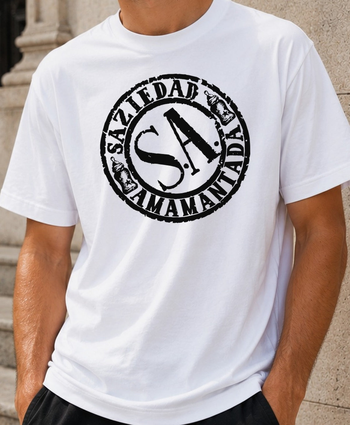 Camiseta Saziedad Amamantada – Sello Parodia de Sociedad Anónima (blanca)