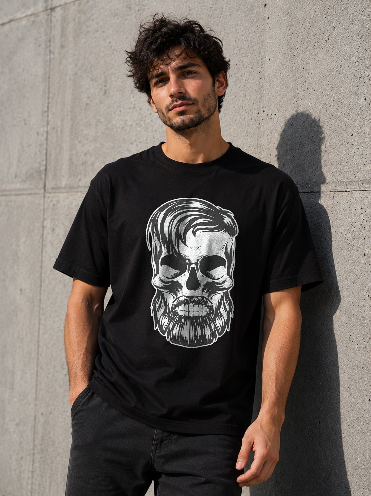 Camiseta Skull Buccaneer – Calavera con barba para amantes del rock