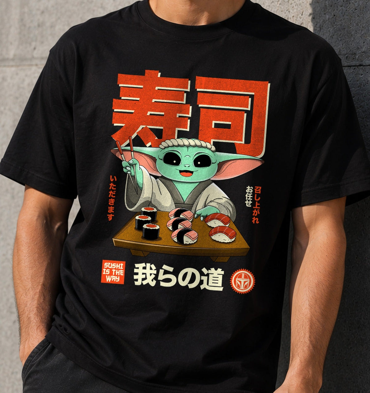 Camiseta Sushi Grogu – Criatura Alienígena y Sushi (negra)