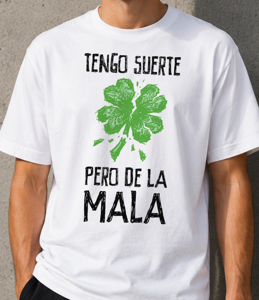 Camiseta Tengo Suerte – Frase Graciosa de Mala Suerte (blanca)