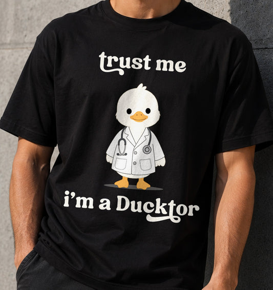 Camiseta Trust Me I M a Ducktor (negra)