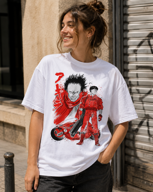Camiseta blanca con ilustración de Kaneda, Tetsuo y la moto roja de Akira en tinta japonesa, diseño de DRMONEKERS