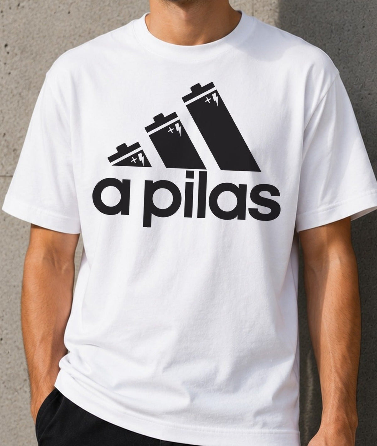 Camiseta A Pilas – Parodia deportiva para frikis con energía (blanca)