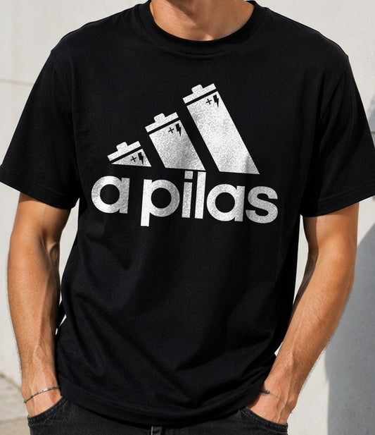 Camiseta A Pilas – Parodia deportiva para frikis con energía (negra)