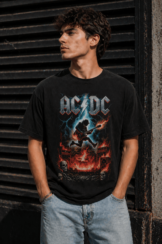 Camiseta AC/DC Negra Hombre – Diseño Rock Vintage con Guitarra y Fuego - El Cajón Friki
