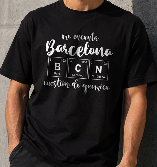Camiseta Barcelona Tiene Química – Regalo para amantes de Barcelona (negra)