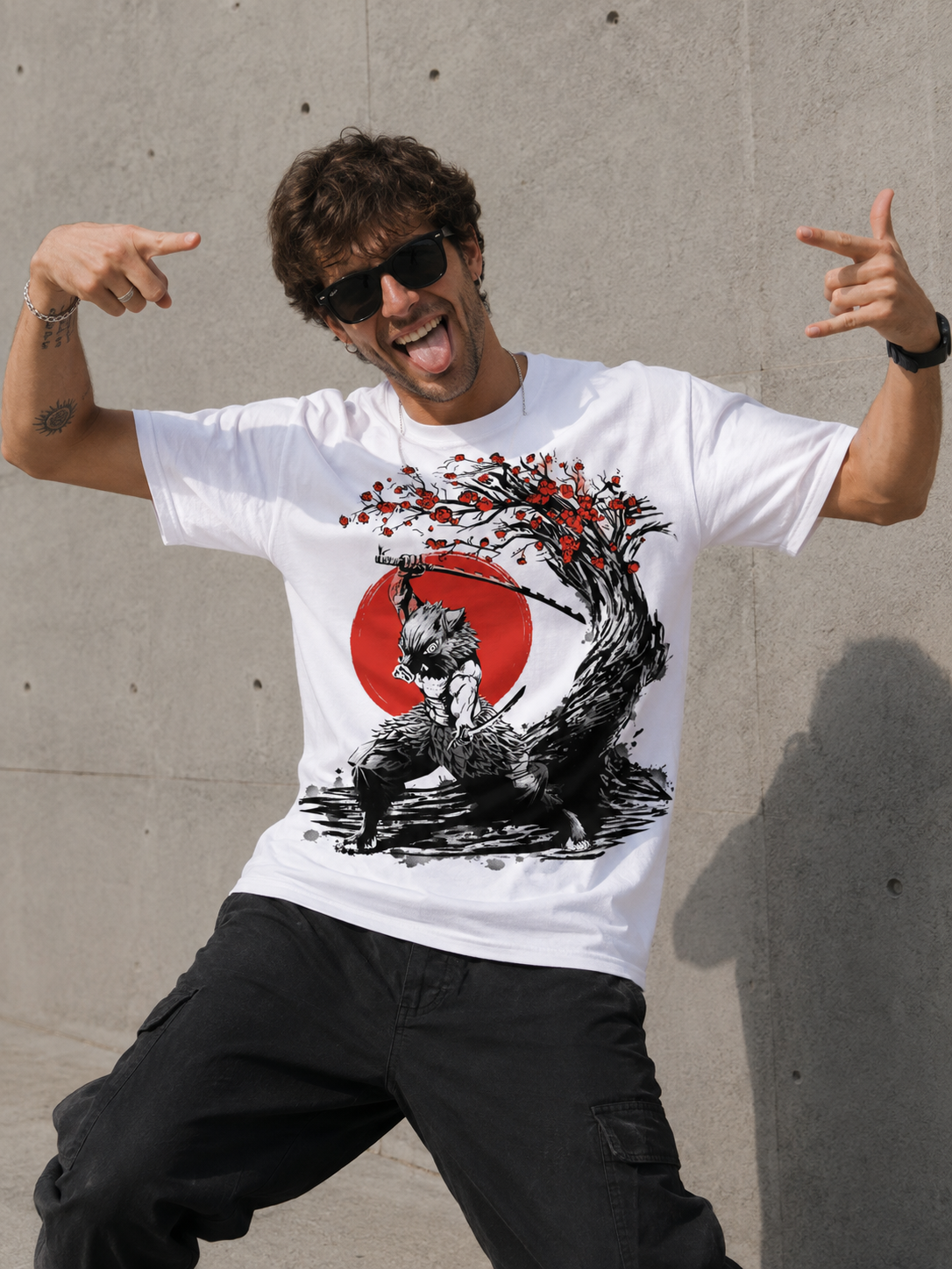Camiseta blanca con ilustración de Inosuke Hashibira de Demon Slayer con máscara de jabalí y dos katanas bajo un sol rojo, diseño de DDJVIGO