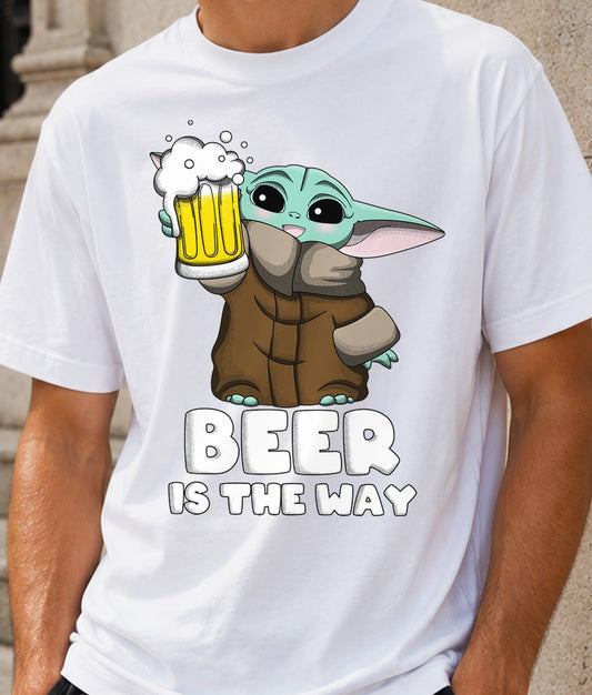 Camiseta Beer Grogu – Cerveza y Criatura Alienígena (blanca)