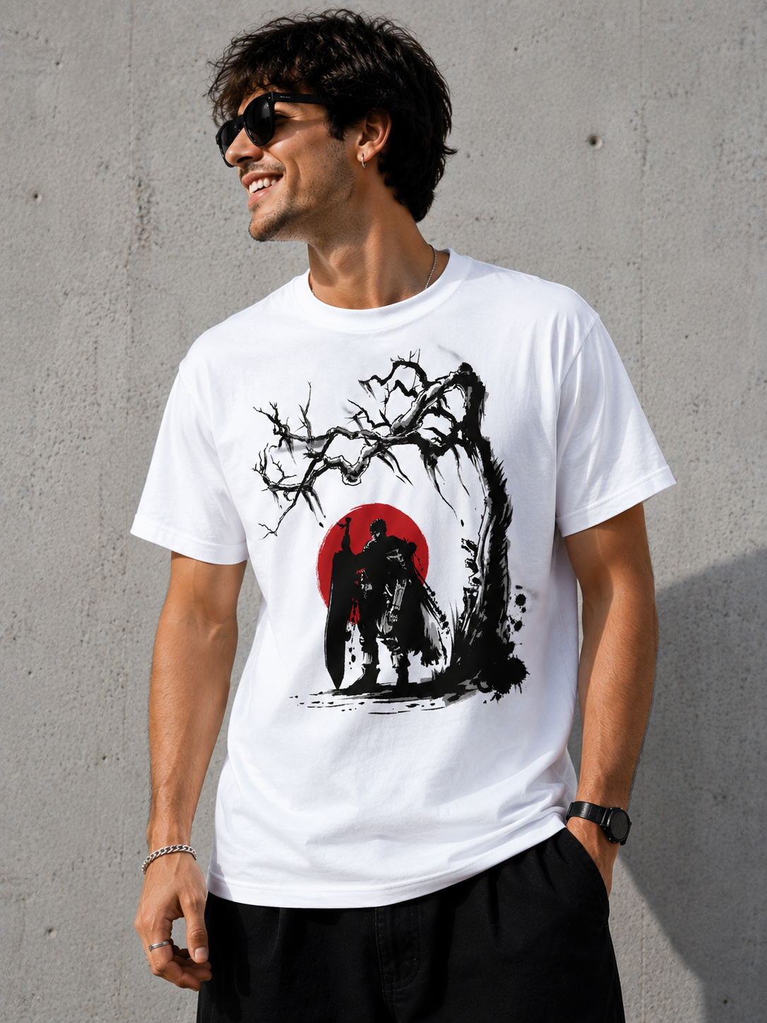 Camiseta blanca con ilustración sumi-e de Guts, el Espadachín Negro de Berserk, bajo un sol rojo, diseño de DDJVIGO