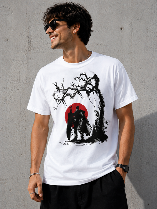 Camiseta blanca con ilustración sumi-e de Guts, el Espadachín Negro de Berserk, bajo un sol rojo, diseño de DDJVIGO