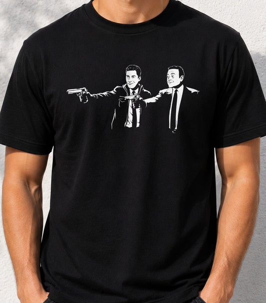 Camiseta Brooklyn Fiction – Parodia de Policías y Cine de los 90 (negra)