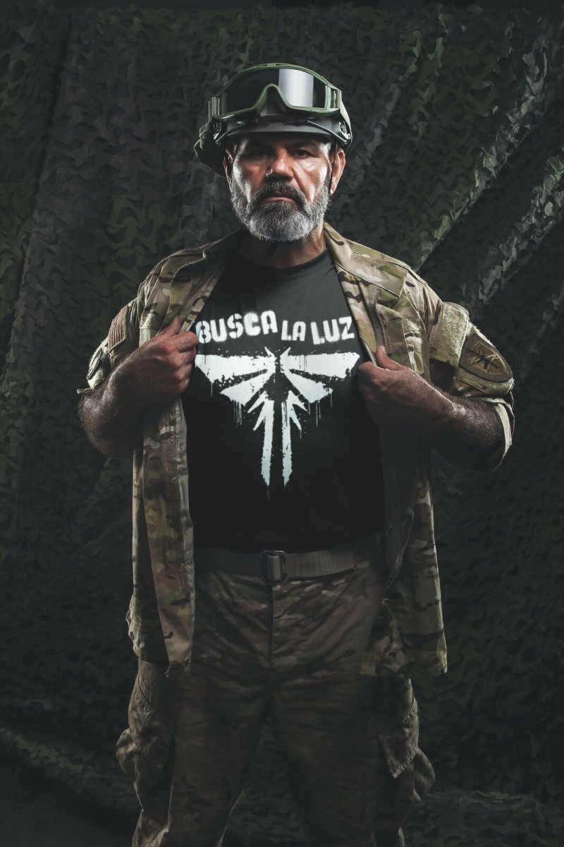 Camiseta Busca la luz - El Cajón Friki