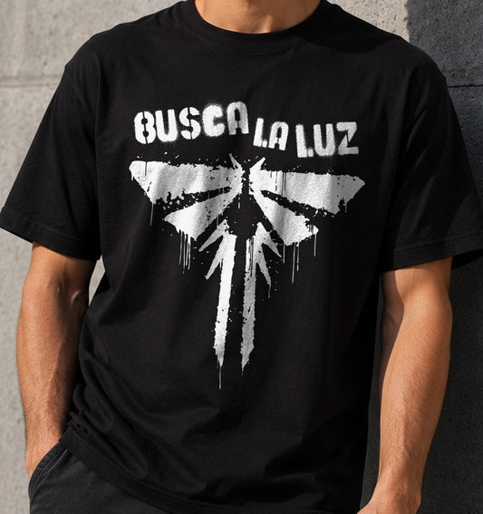 Camiseta Busca la Luz – The Last of Us (negra)