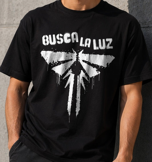 Camiseta Busca la Luz – The Last of Us (negra)