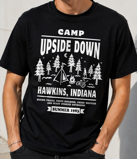 Camiseta Camp Upside Down – Campamento de Verano Ochentero (negra)