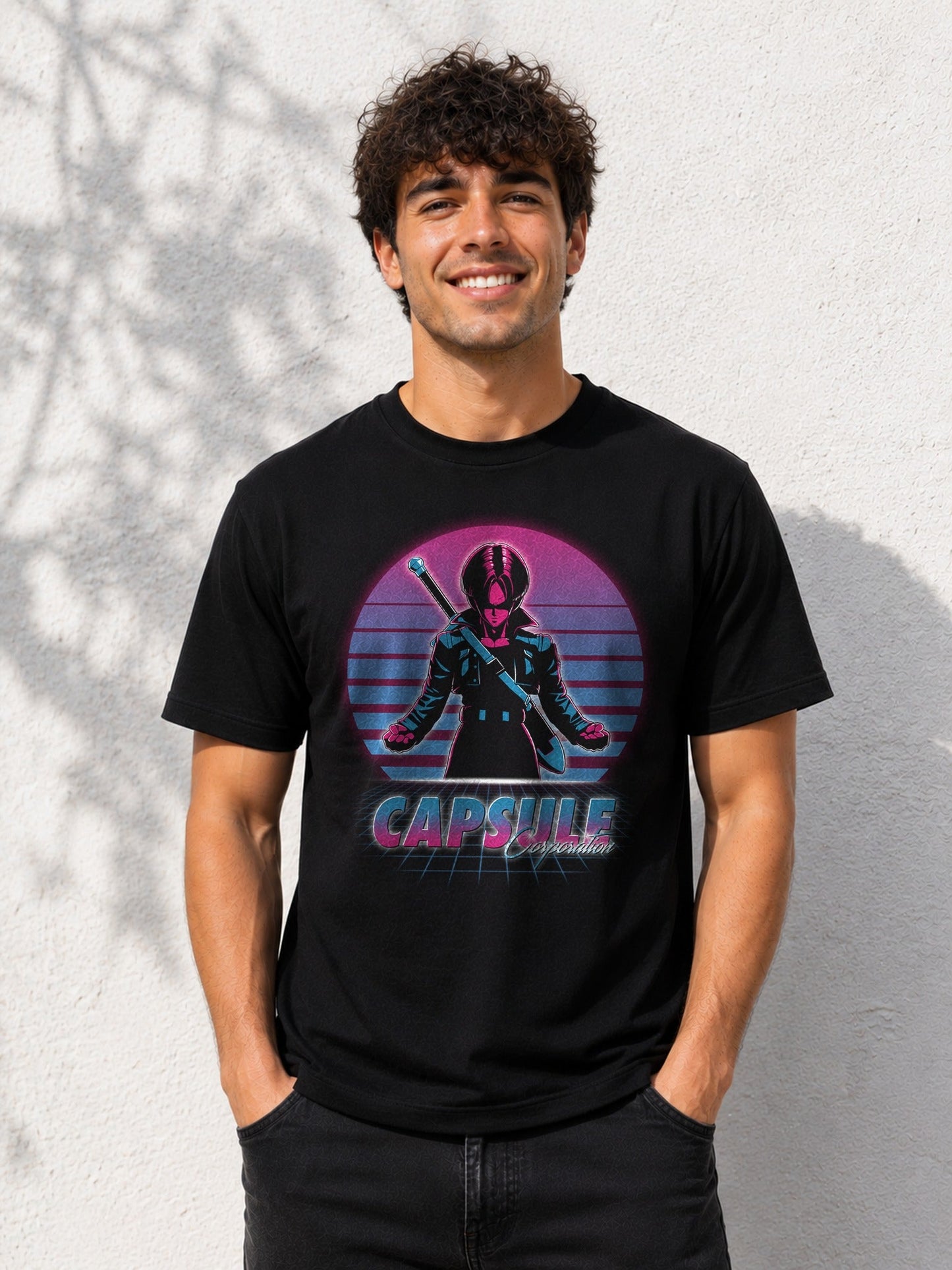 Camiseta Capsule Corp – Trunks de Dragon Ball Z (negra)