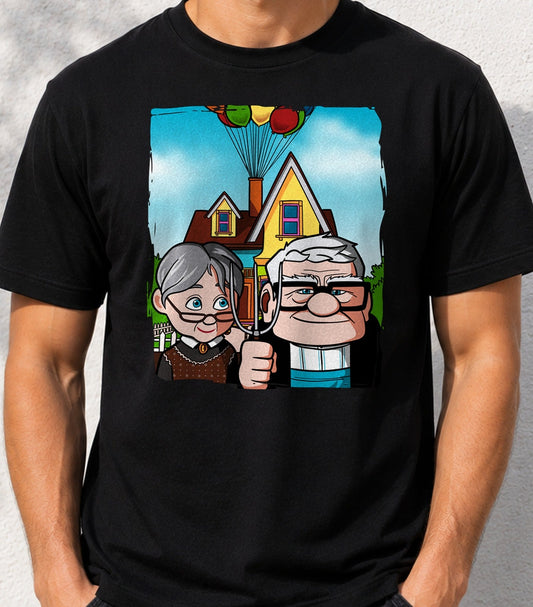 Camiseta Carl & Ellie – Casa Voladora y Cuadro Clásico (negra)