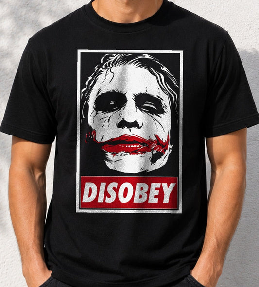 Camiseta Chaos and Disobey – Joker de El Caballero Oscuro (negra)