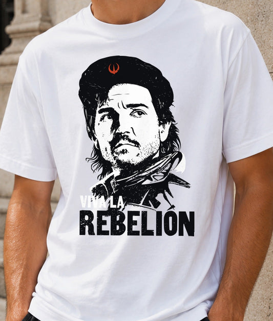 Camiseta Che Guevandor – Rebeldía Espacial y Revolución (blanca)