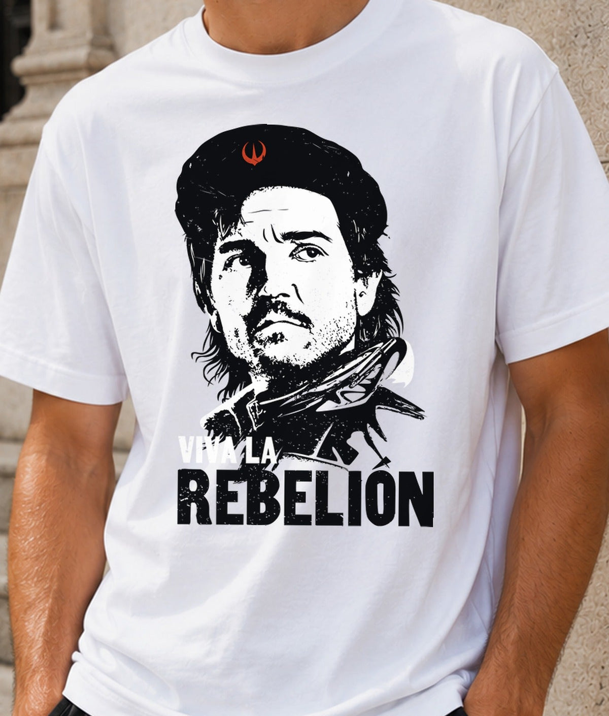 Camiseta Che Guevandor – Rebeldía Espacial y Revolución (blanca)