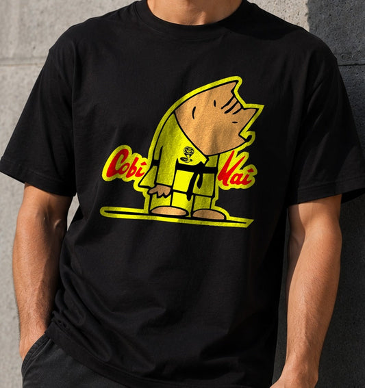 Camiseta Cobi Kai – Parodia de Cobra Kai y las Olimpiadas del 92 (negra)