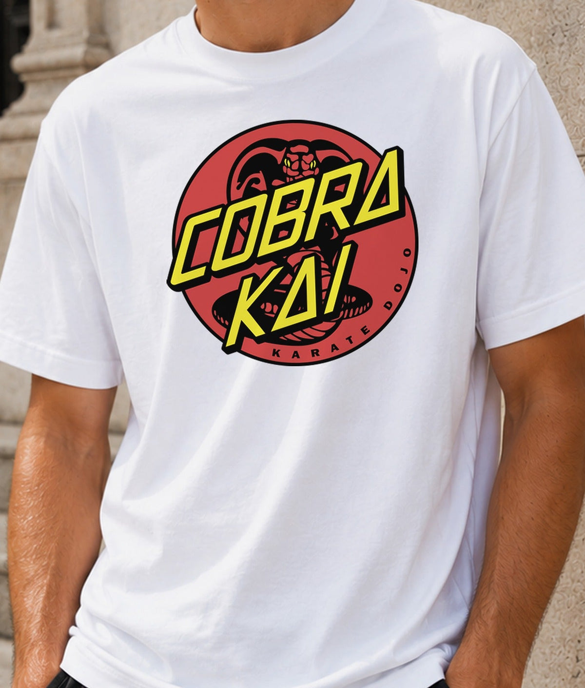 Camiseta Cobra Cruz – Karate y Artes Marciales Ochenteras (blanca)