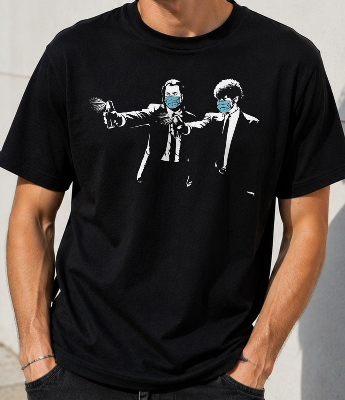 Camiseta Covid Fiction – Parodia de Cine Noventero (negra)