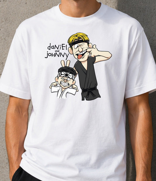 Camiseta Daniel and Johnny – Karate y Cine de los 80 (blanca)