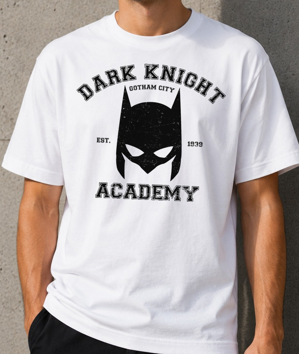 Camiseta Dark Knight Academy – Batman (blanca)