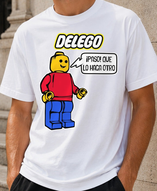 Camiseta Delego – Regalo para el que pasa de trabajar (blanca)