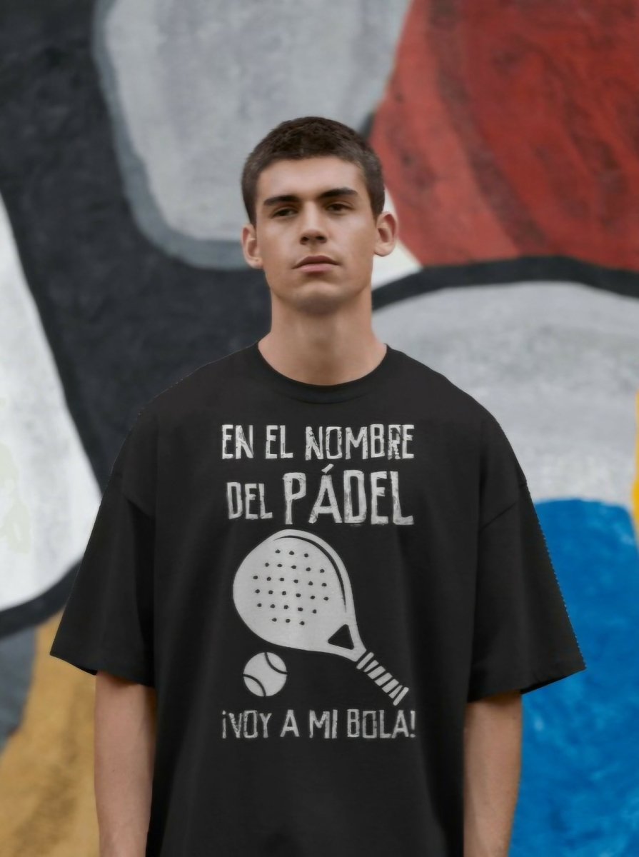 Camiseta En el nombre del pádel - El Cajón Friki