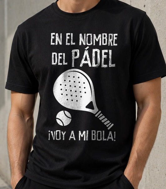 Camiseta En el Nombre del Pádel – Regalo para jugadores de pádel (negra)