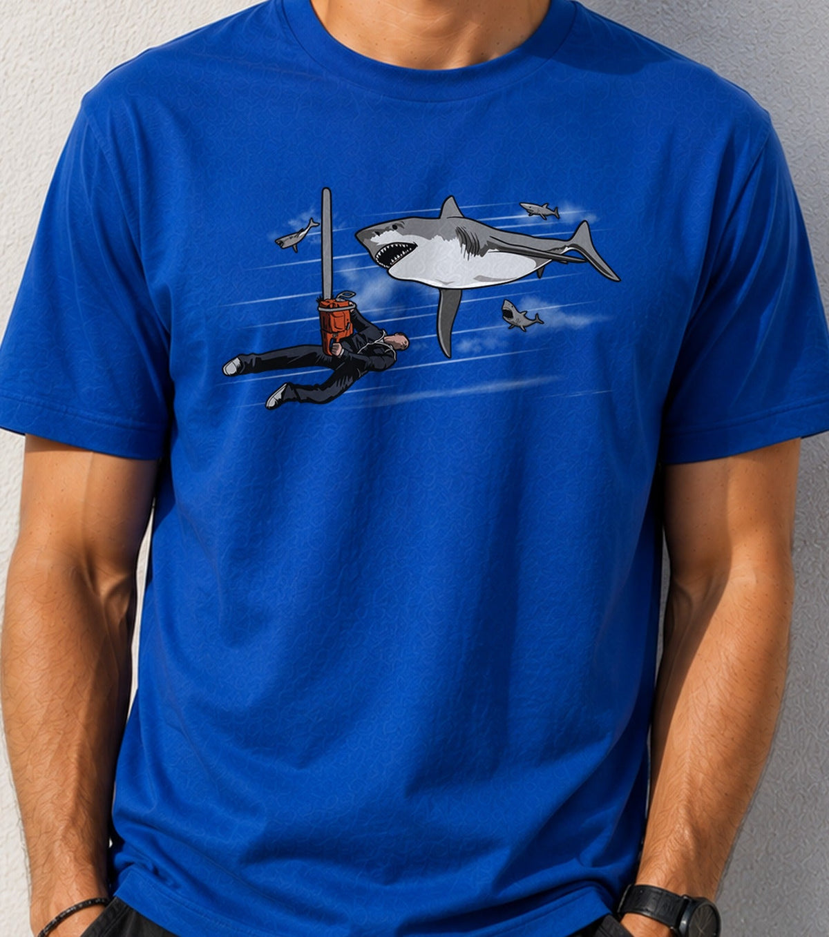 Camiseta Epic Shark Battle – Tiburones Voladores y Motosierra (azul)