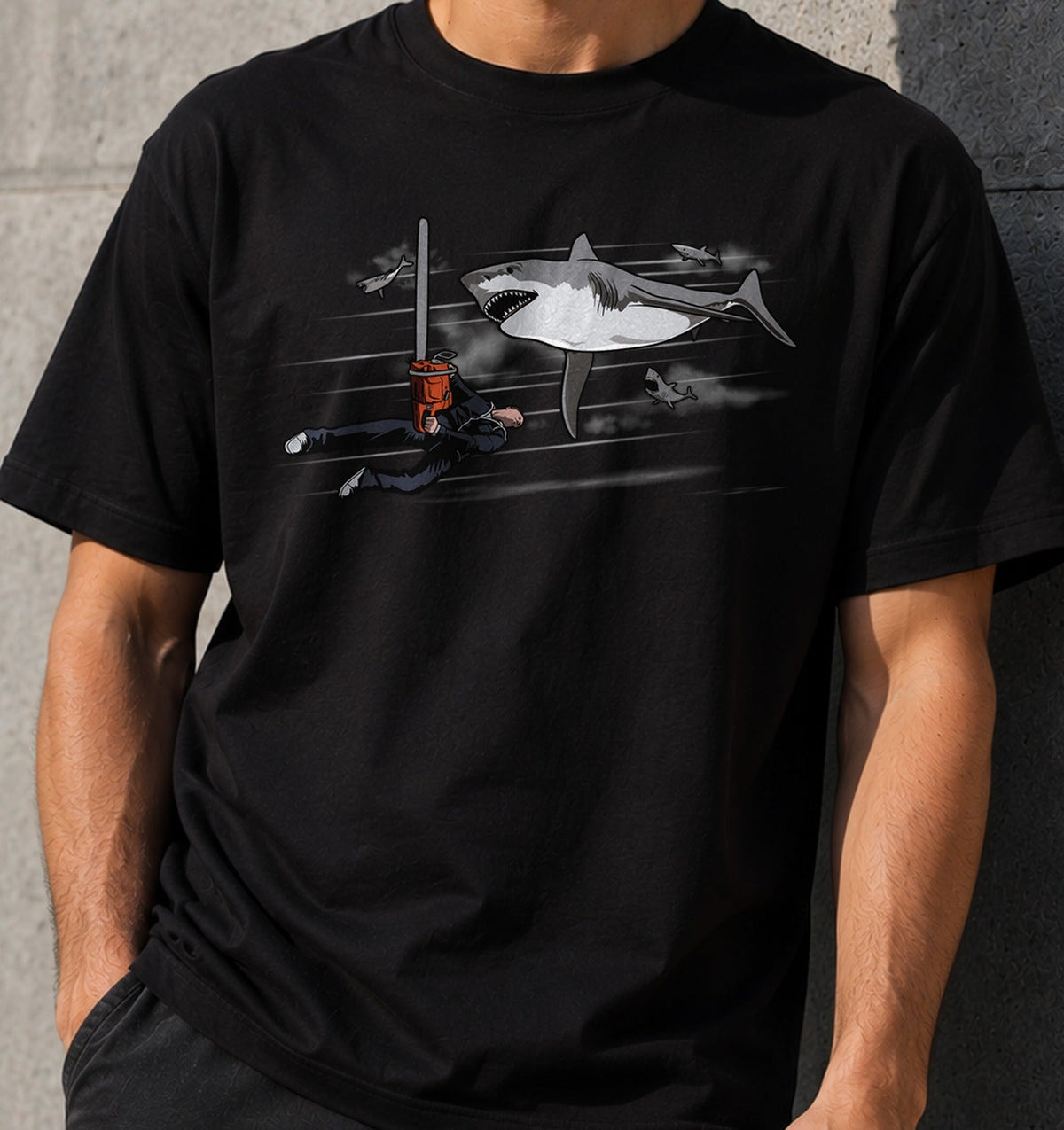 Camiseta Epic Shark Battle – Tiburones Voladores y Motosierra (negra)