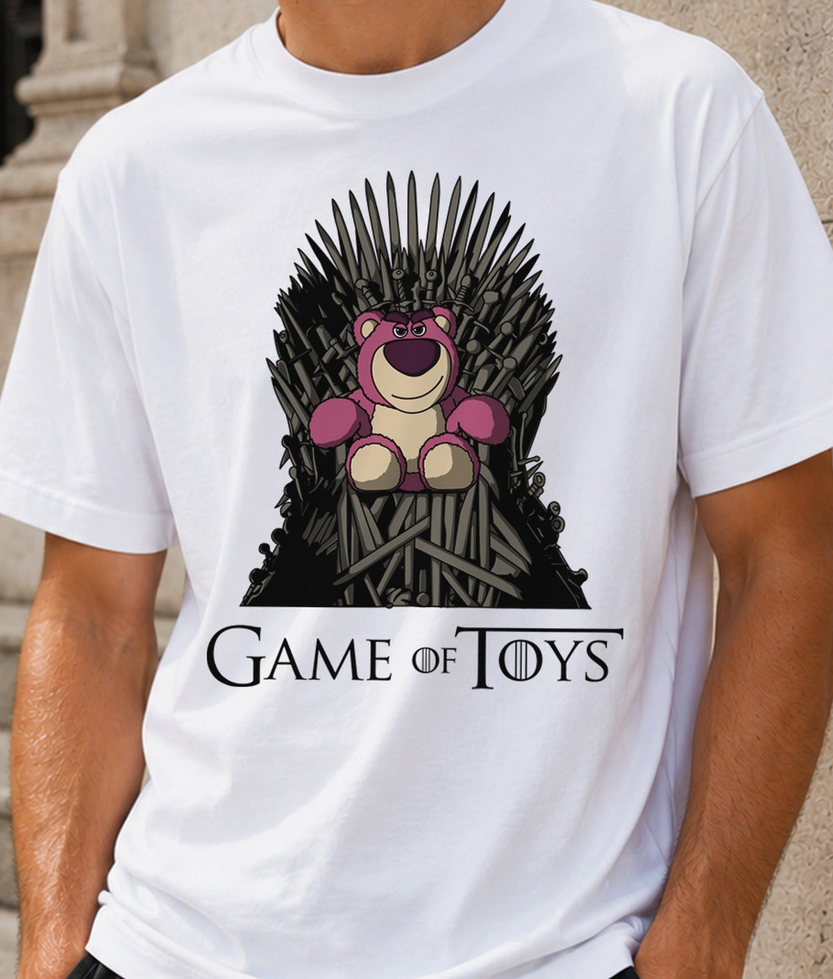 Camiseta Game of Toys – Oso de Peluche en el Trono de Espadas (blanca)