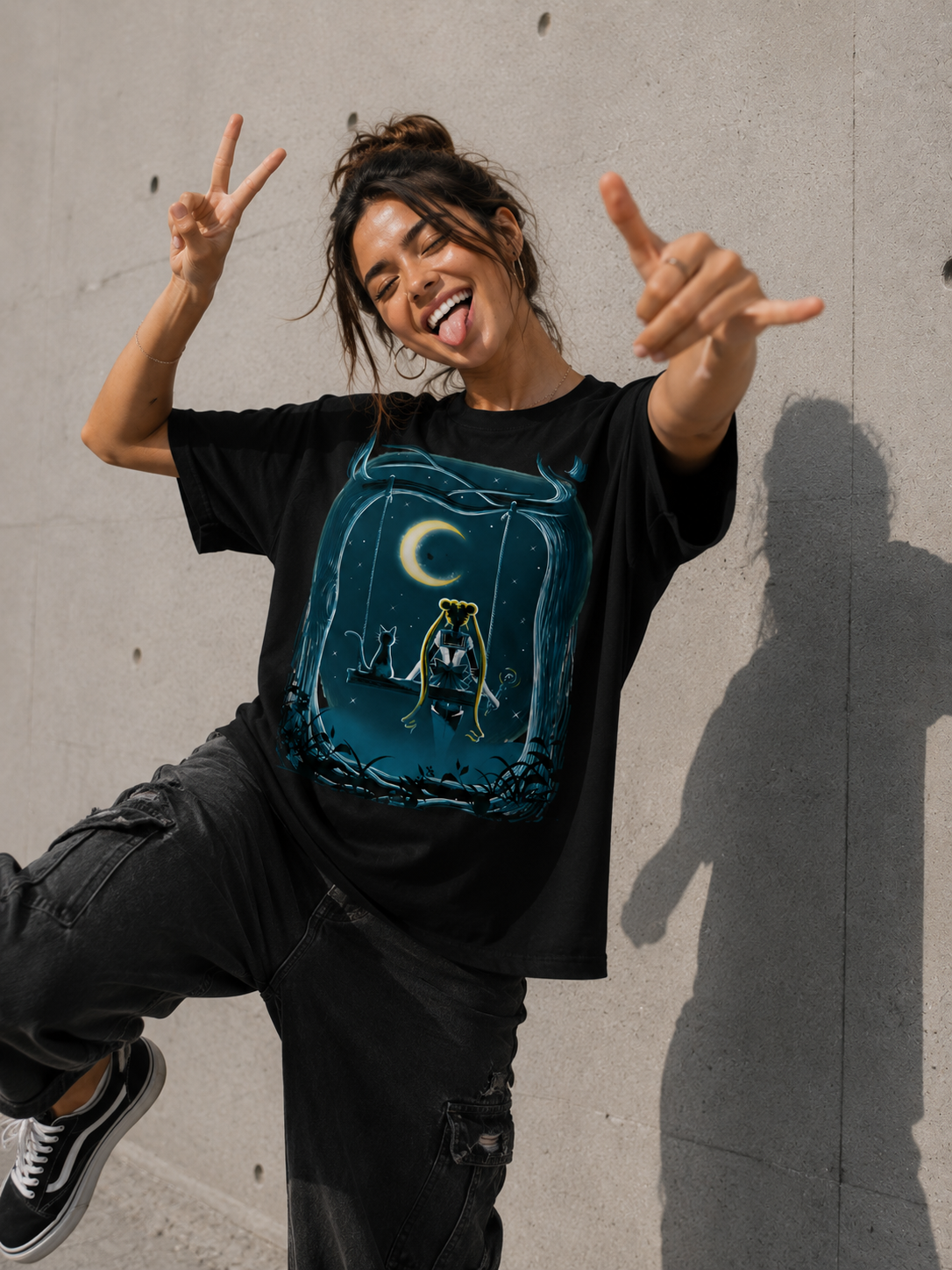 Camiseta negra con ilustración de Usagi y la gata Luna en un columpio bajo la luna creciente, Sailor Moon, diseño de DDJVIGO