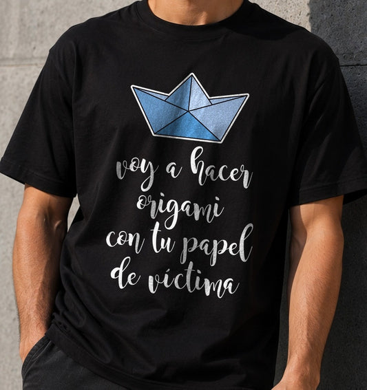 Camiseta Hacer Origami Barquito – Frase Gamberra (negra)