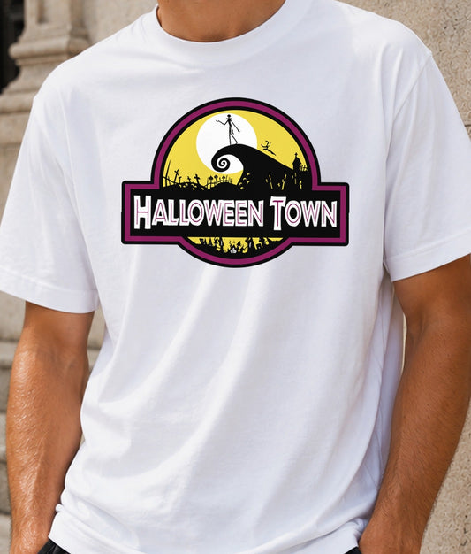 Camiseta Halloween Town – Parodia de Parque de Dinosaurios (blanca)