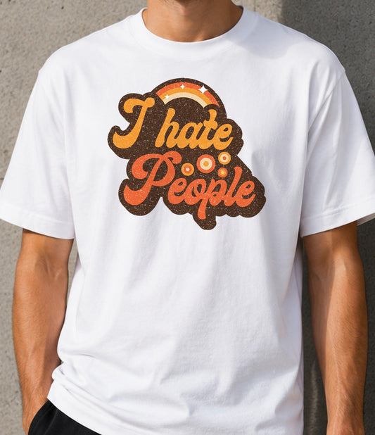 Camiseta I Hate People – Frase Retro con Arcoíris (blanca)