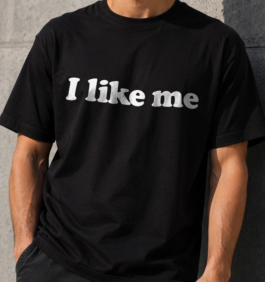 Camiseta I Like Me – Frase para los que se lo tienen creído (negra)