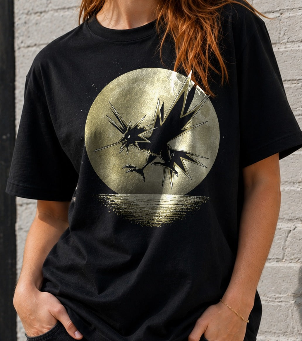 Camiseta Instinct Under The Moon – Zapdos de Pokémon (negra)