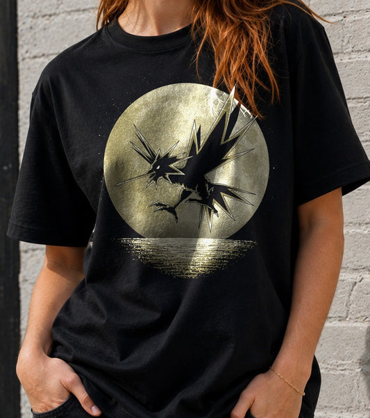 Camiseta Instinct Under The Moon – Zapdos de Pokémon (negra)