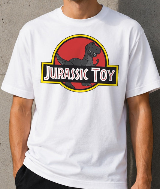 Camiseta Jurassic Toy – Parodia Jurassic Park y Toy Story (blanca)