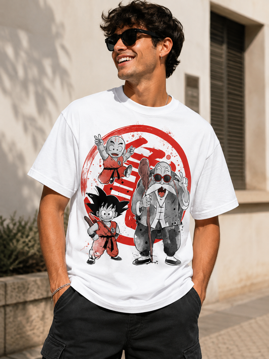 Camiseta blanca con ilustración en acuarela de Goku niño, Krilin y el Maestro Roshi de Dragon Ball, diseño de DRMONEKERS