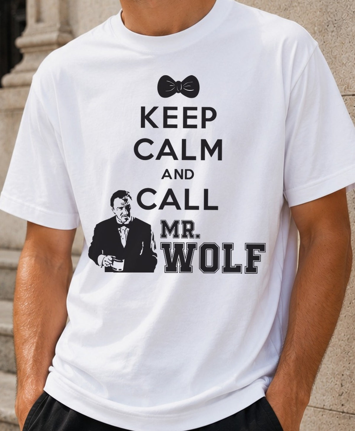 Camiseta Keep Calm and Call Mr Wolf – Pulp Fiction (blanca)